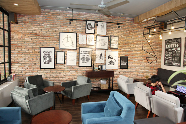 Những ý tưởng chọn mua ghế sofa cho quán cafe thêm xinh