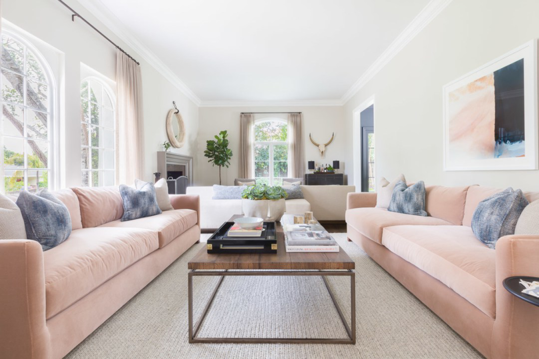 Sofa da màu hồng nên bày trí như thế nào cho đẹp mắt?
