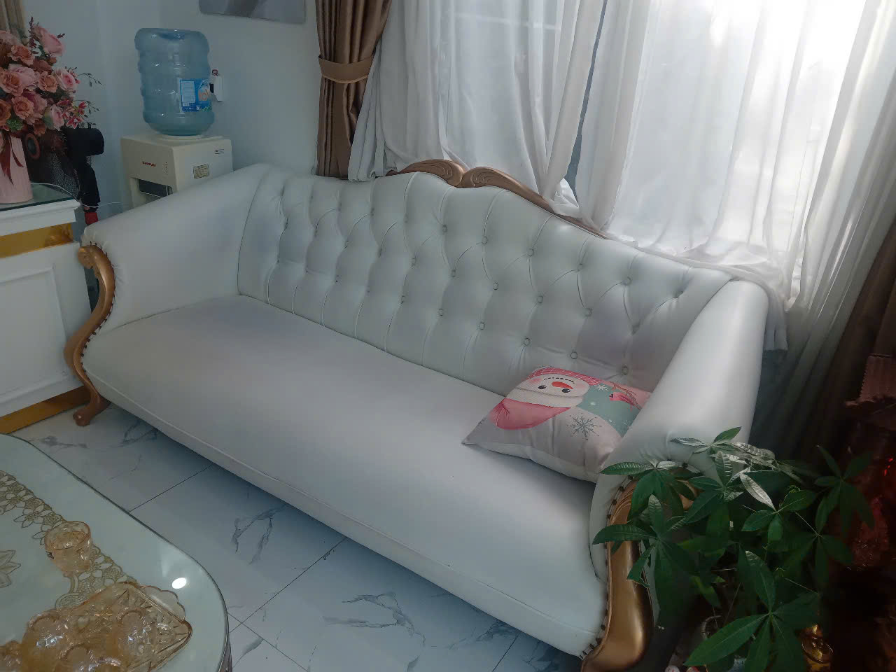 Bộ ghế sofa tân cổ điển của khách hàng trước khi bọc lại vẫn còn khá là tốt