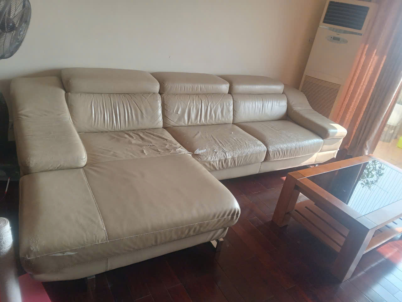 Ghế sofa cũ tại Láng Hạ với lớp da đã bị nứt và nhăn nheo