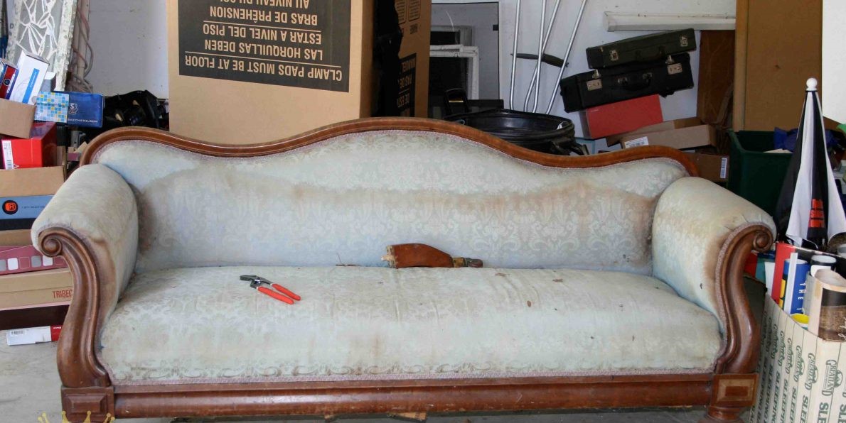 Ghế sofa bị hư hỏng nặng, nên giải quyết như thế nào? Nội thất Vinaco