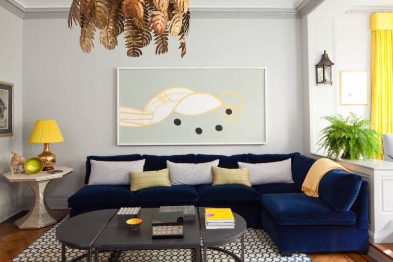 Ghế sofa màu xanh đậm mang đến điều mới mẻ gì cho phòng khách nhà bạn?