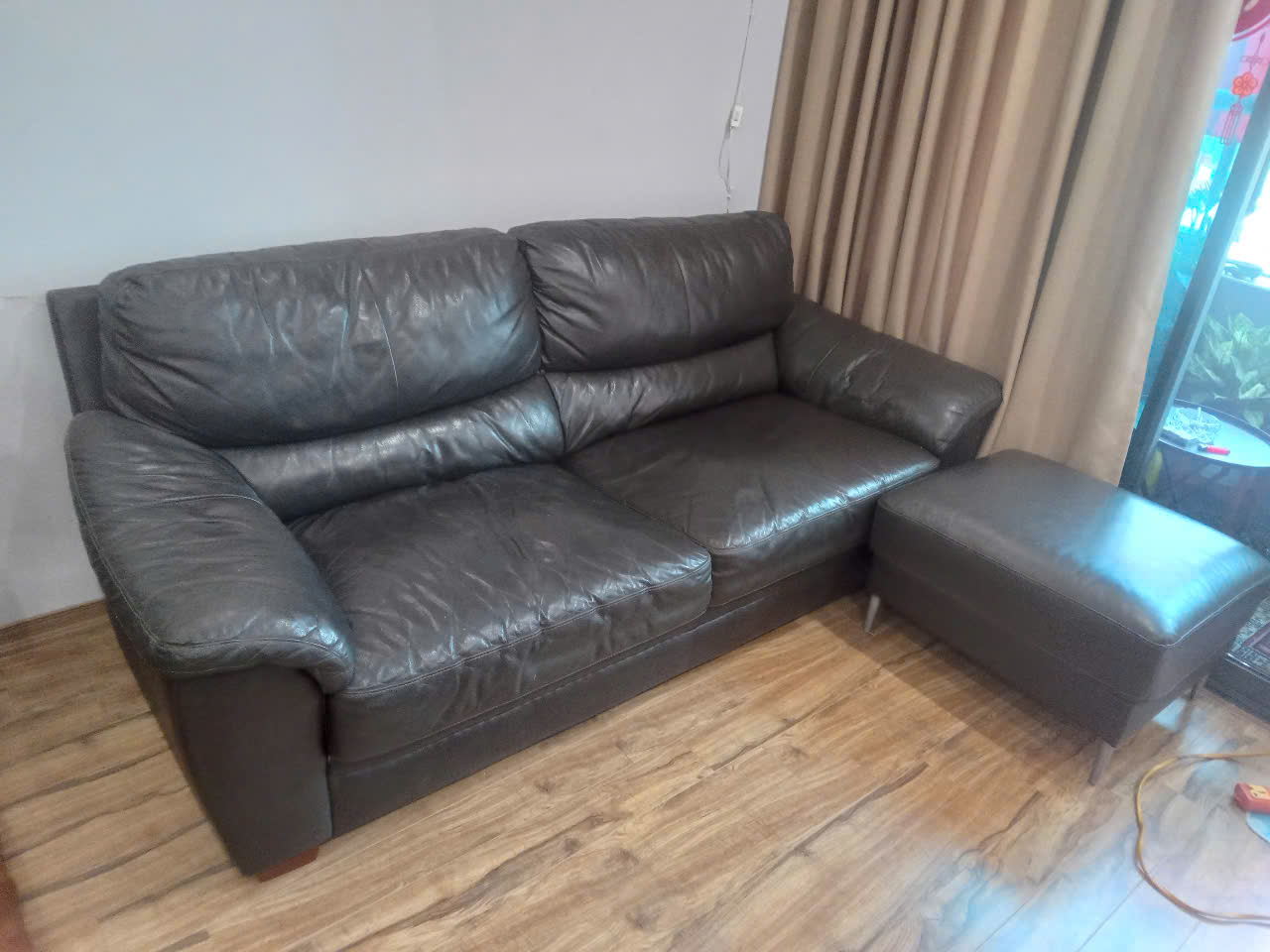 Bộ sofa là da thật nhưng sau thời gian sử dụng dài khiến da bị xuống cấp
