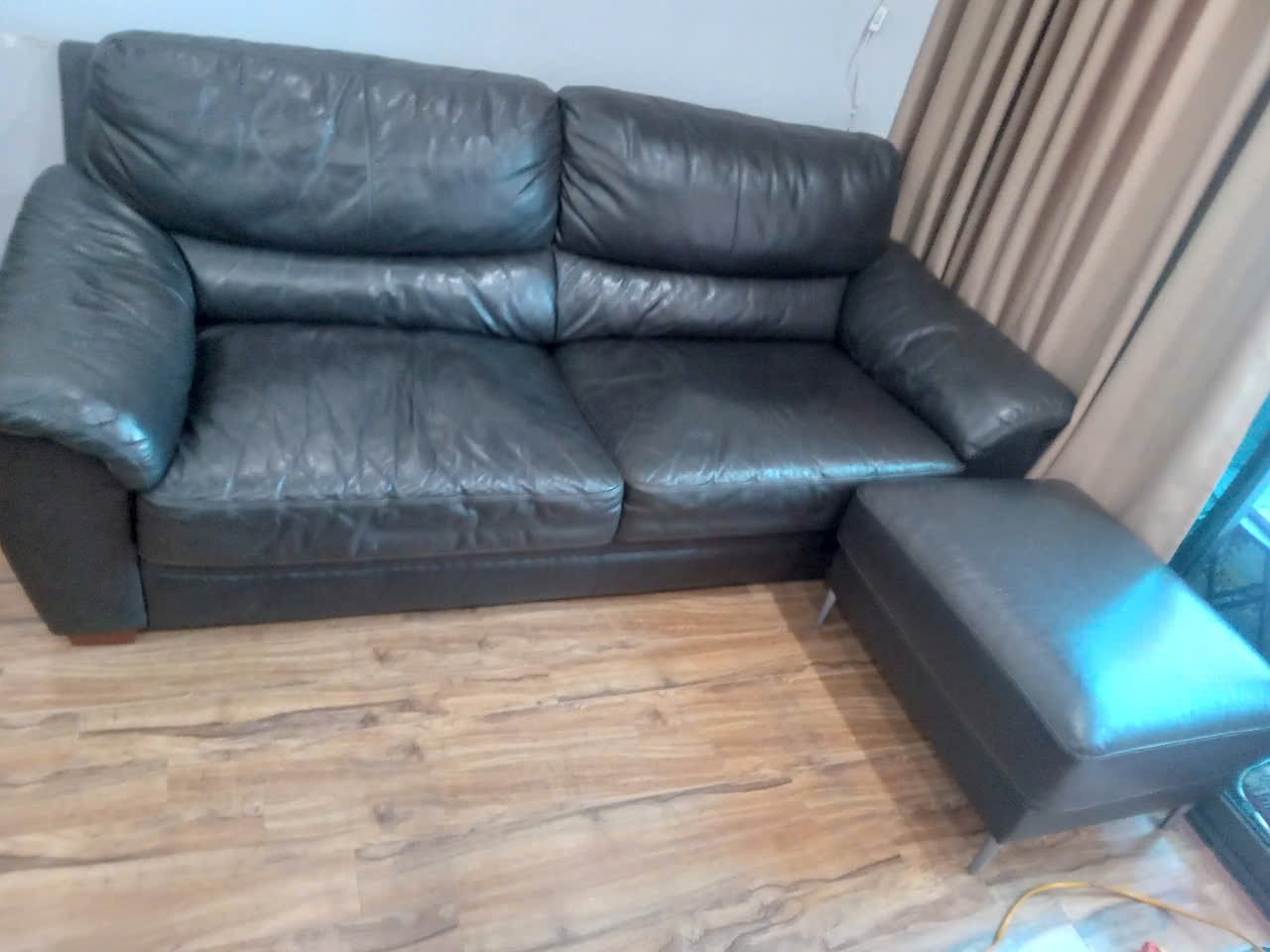 Ghế sofa da thật bị xuống cấp