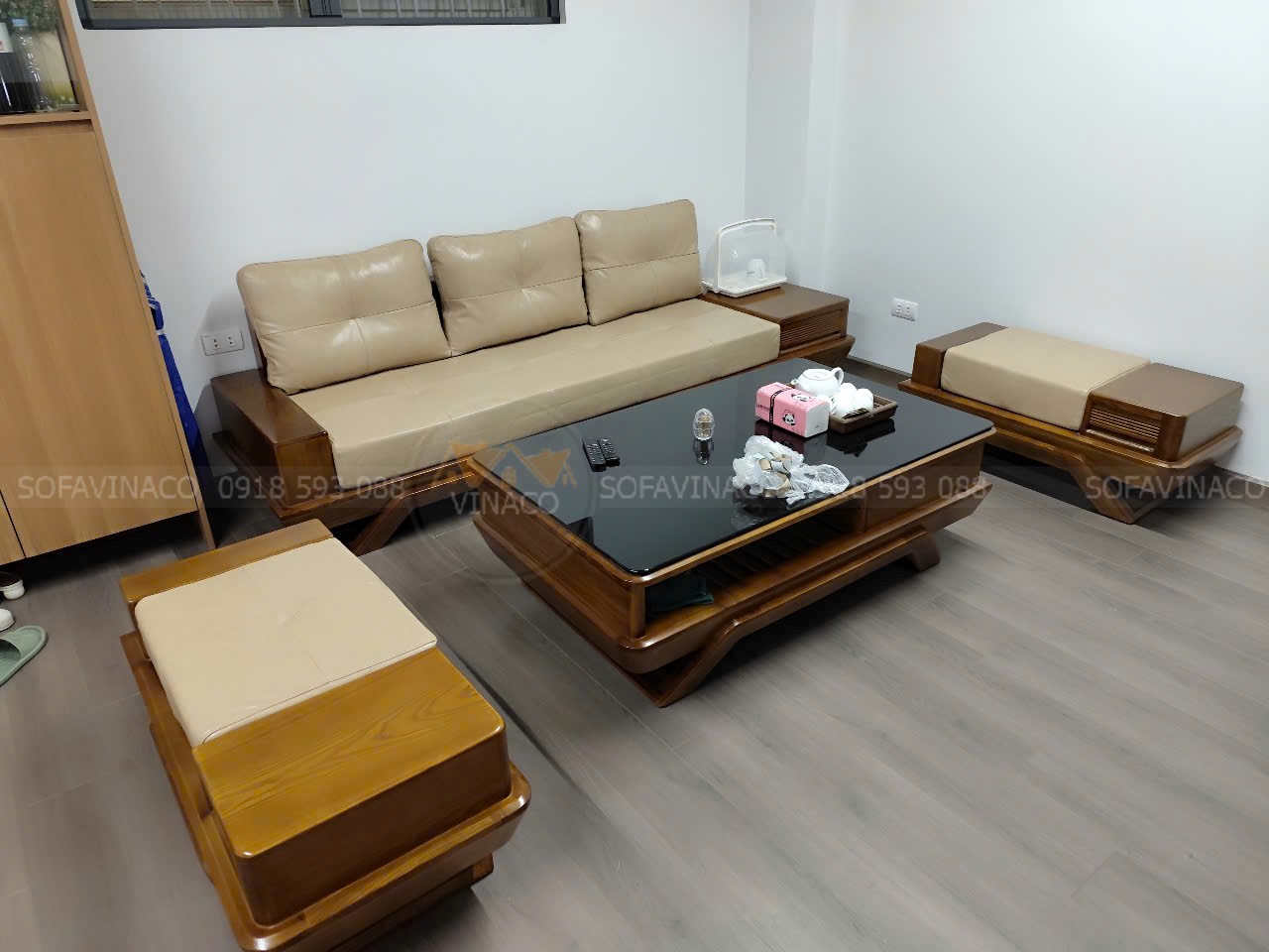 Đệm ghế gỗ bọc da cho khách tại Cầu Giấy