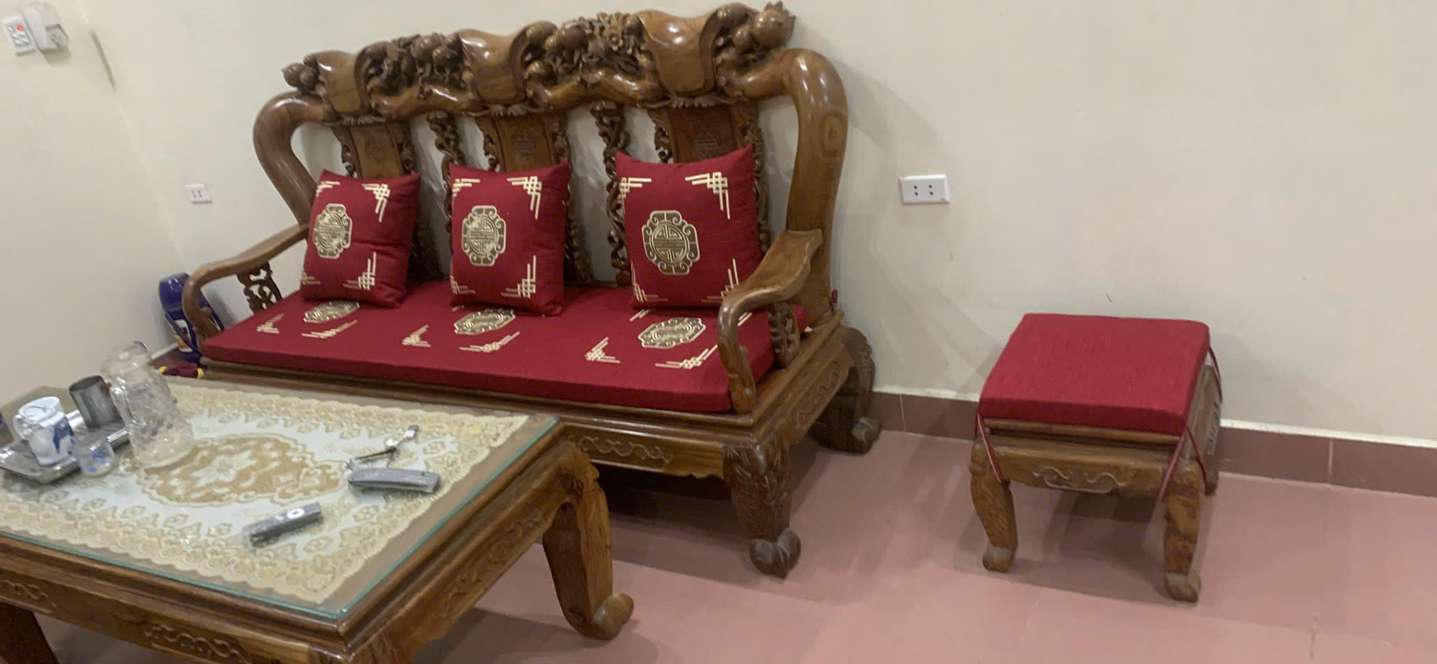 Đệm ghế gỗ phòng khách đẹp có bị trượt không?