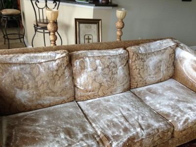 Cách làm sofa sạch như mới vào những ngày mưa