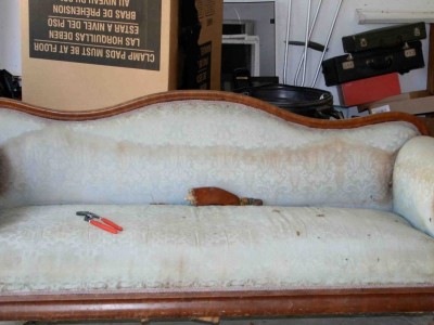 Ghế sofa bị hư hỏng nặng, nên giải quyết như thế nào?