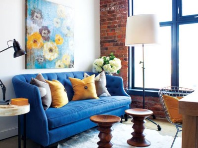 Sofa màu xanh dương cho căn phòng khách hiện đại.