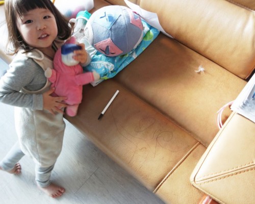 Các loại vết bẩn trẻ em hay làm trên sofa và cách vệ sinh nhanh chóng