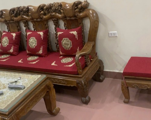 Đệm ghế gỗ phòng khách đẹp có bị trượt không?